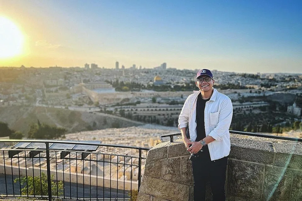 PEMANDANGAN BAITULMAKDIS: Wartawan Multimedia BH, Harith Mustaffa, ketika berada di Gunung Zaitun menghadap Masjid Al-Aqsa dan Kubah Al-Sakhrah di Baitulmakdis semasa lawatannya ke Timur Tengah mengikut rombongan Kementerian Ehwal Luar (MFA) ke Israel, wilayah Palestin dan Jordan.