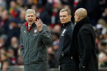 TEKANAN SELEPAS TEWAS: Pengurus Arsenal, Arsene Wenger (kiri) bertelagah dengan pengurus Manchester City Pep Guardiola (kanan) sedang pegawai keempat, Graham Scott memerhatikan sewaktu Arsenal tewas 0-3 kepada Manchester City pada final Piala Carabao. - Foto REUTERS