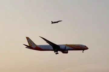 AKIBAT ANCAMAN PALSU: Dua jet pejuang RSAF mengiringi penerbangan Scoot TR16 kembali ke Lapangan Terbang Changi pada 12 Oktober, setelah seorang lelaki didakwa membuat ancaman bom.
