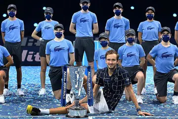 KEMENANGAN TERBESAR: Daniil Medvedev bergambar bersama trofi Final Jelajah Dunia ATP selepas menewaskan Dominic Thiem. - Foto EPA-EFE