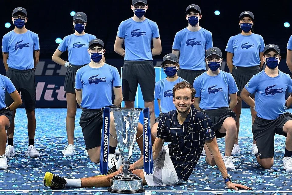 KEMENANGAN TERBESAR: Daniil Medvedev bergambar bersama trofi Final Jelajah Dunia ATP selepas menewaskan Dominic Thiem. - Foto EPA-EFE