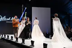 PAPAR KEBOLEHAN SENI FESYEN PENGANTIN: Pemilik The Wedding Gallery, Cik Fatimah Mohsin (berbaju hitam), menampilkan sebanyak 50 helai pakaian di Peragaan Fesyen Berbilang Budaya semasa Festival Fesyen Perth 2019 di Yagan Square pada 15 September lalu. - Foto FANDY RAZAK