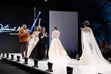 PAPAR KEBOLEHAN SENI FESYEN PENGANTIN: Pemilik The Wedding Gallery, Cik Fatimah Mohsin (berbaju hitam), menampilkan sebanyak 50 helai pakaian di Peragaan Fesyen Berbilang Budaya semasa Festival Fesyen Perth 2019 di Yagan Square pada 15 September lalu. - Foto FANDY RAZAK