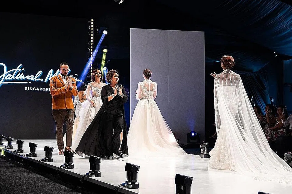 PAPAR KEBOLEHAN SENI FESYEN PENGANTIN: Pemilik The Wedding Gallery, Cik Fatimah Mohsin (berbaju hitam), menampilkan sebanyak 50 helai pakaian di Peragaan Fesyen Berbilang Budaya semasa Festival Fesyen Perth 2019 di Yagan Square pada 15 September lalu. - Foto FANDY RAZAK