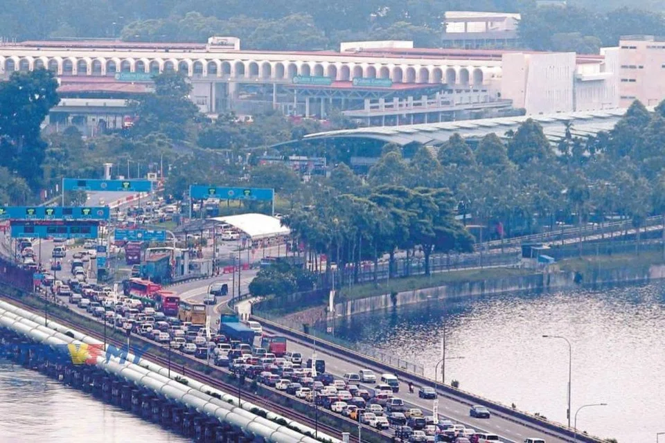 Kesesakan di Tambak Johor dan Linkedua menuju ke Singapura disebabkan kawalan ketat oleh Penguasa Imigresen dan Pusat Pemeriksaan (ICA) Singapura selepas serangan maut di Balai Polis Ulu Tiram, Johor, pada 17 Mei.