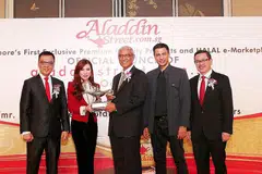 ORANG KUAT DI BALIK PORTAL HALAL ALADDIN: (Dari kiri) Presiden Aladdin Group, Datuk Sri Desmond To; Presiden yang juga pengasas bersama Aladdinstreet.com.sg, Datuk Dr Grace Kong; mantan Menteri Negara (Ehwal Luar), Encik Zainul Abidin Rasheed; pengasas bersama Aladdin Group, Datuk Dr Sheikh Muszaphar Shukor Al Masrie; dan pengasas Aladdin Group, Datuk Wesley Ong, semasa melancarkan portal laman itu baru-baru ini. - Foto ALADDIN STREET