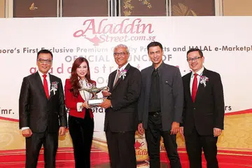 ORANG KUAT DI BALIK PORTAL HALAL ALADDIN: (Dari kiri) Presiden Aladdin Group, Datuk Sri Desmond To; Presiden yang juga pengasas bersama Aladdinstreet.com.sg, Datuk Dr Grace Kong; mantan Menteri Negara (Ehwal Luar), Encik Zainul Abidin Rasheed; pengasas bersama Aladdin Group, Datuk Dr Sheikh Muszaphar Shukor Al Masrie; dan pengasas Aladdin Group, Datuk Wesley Ong, semasa melancarkan portal laman itu baru-baru ini. - Foto ALADDIN STREET