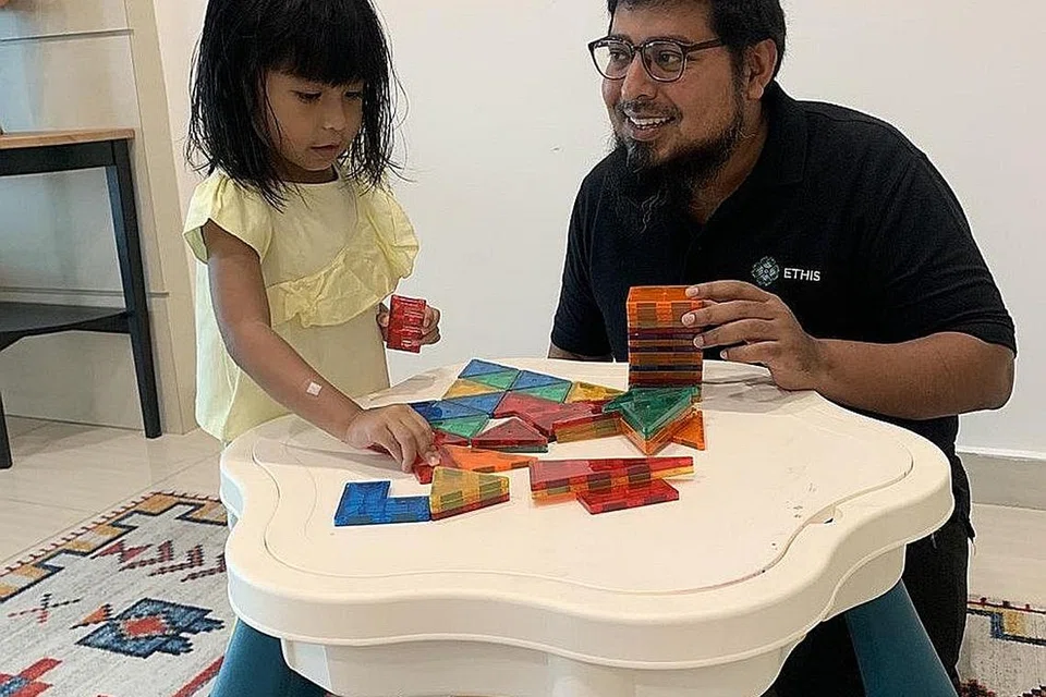 DUDUK DI RUMAH: Tinggal di kawasan Damansara yang merupakan 'hotspot' Covid-19, Encik Umar (bersama anaknya Adeen Shifa) berkata beliau sekeluarga kini duduk di rumah saja untuk mengurangkan risiko dijangkiti virus. - Foto ihsan UMAR MUNSHI