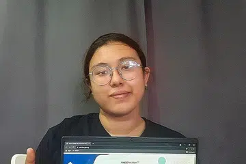 GEMBIRA DAPAT MENGAMBIL VAKSIN: Cik Natasha bakal mengambil dos pertama pada 21 Jun ini setelah sebuah jawatankuasa pakar mengenai vaksinasi Covid-19 mengumumkan kelmarin bahawa golongan yang mempunyai sejarah anafilaksis boleh mengambil vaksin itu. - Foto ihsan NURUL NATASHA NORSHAHARILI ZULZATA