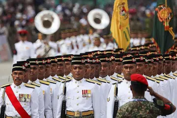 SAMBUTAN: Selepas dua tahun Hari Kemerdekaan negara Malaysia diraikan tanpa kemeriahan akibat pandemik Covid-19, sambutan Hari Kebangsaan 2022 tahun ini kembali diwarnai keceriaan dan kibaran Jalur Gemilang ratusan ribu hadirin di Dataran Merdeka. - Foto REUTERS