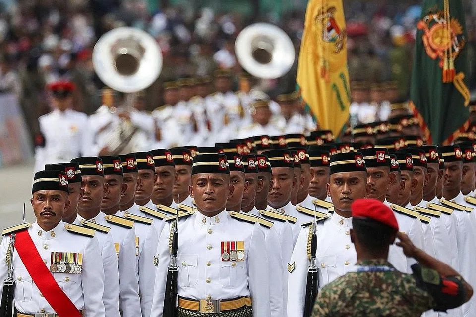 SAMBUTAN: Selepas dua tahun Hari Kemerdekaan negara Malaysia diraikan tanpa kemeriahan akibat pandemik Covid-19, sambutan Hari Kebangsaan 2022 tahun ini kembali diwarnai keceriaan dan kibaran Jalur Gemilang ratusan ribu hadirin di Dataran Merdeka. - Foto REUTERS
