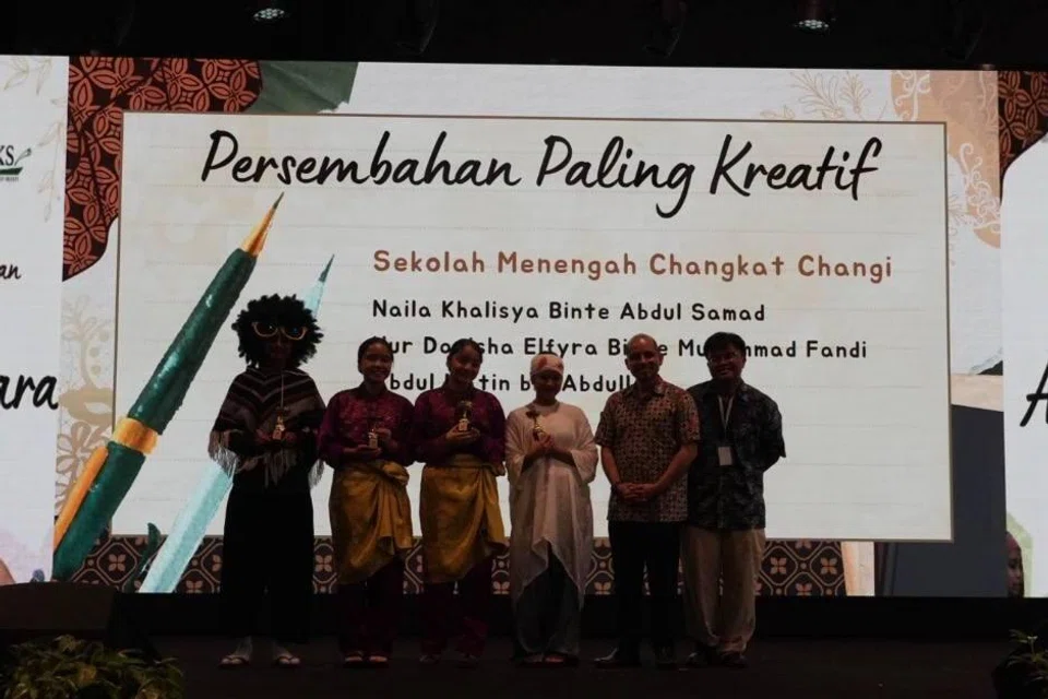 Antara sorotan acara ‘Sayembara’ ialah persembahan puisi secara langsung oleh lima sekolah terbaik daripada Kategori A (sekolah menengah) dan Kategori B (maktab rendah), yang memperlihatkan bakat-bakat muda dalam penghayatan dan penyampaian karya sastera. Dalam persaingan sengit itu, Sekolah Menengah Changkat Changi telah dinobatkan sebagai pemenang bagi anugerah Paling Kreatif bagi Kategori A melalui persembahan mereka yang penuh inovasi dan daya tarikan.