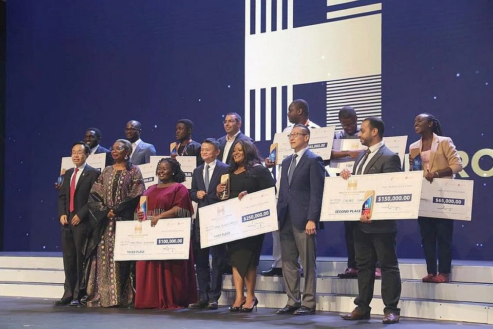 GALAK KEUSAHAWAN: Usahawan Afrika yang memenangi Hadiah Usahatekwan bergambar bersama Jack Ma (barisan depan, tengah). - Foto CHINA DAILY