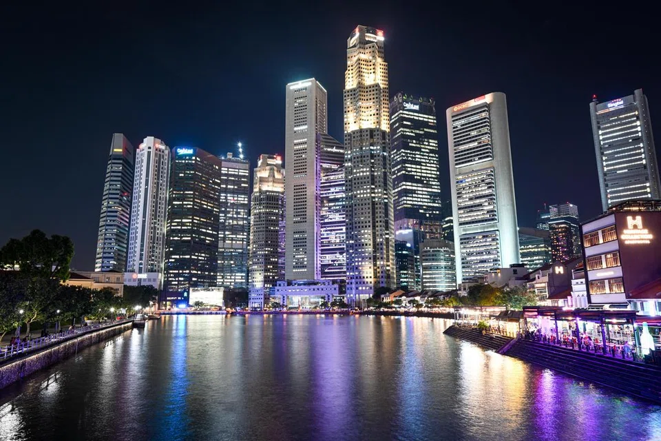 SIMBOLIK: Sungai Singapura merupakan nadi perdagangan di Singapura, namun ia terjejas dek pencemaran sekitar abad ke-20. Mendiang Lee Kuan Yew telah menerajui usaha pembersihan kawasan itu dan kini sungai tersebut merupakan hab budaya dan menjadi bukti usahanya menggabungkan warisan Singapura dengan kemodenan. 