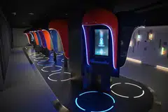 Titik permulaan yang digelar ‘Pelepasan’ di tingkat empat Perpustakaan Orchard adalah pondok telefon futuristik. Ia diilhamkan daripada pondok telefon biasa. Di dalamnya, pengunjung dapat berbual dengan pustakawan digital tentang minat mereka dengan menggunakan salah satu daripada empat bahasa rasmi.
