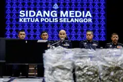 Ketua Polis Selangor, Datuk Shazeli Kahar (tengah), pada sidang media 28 April.