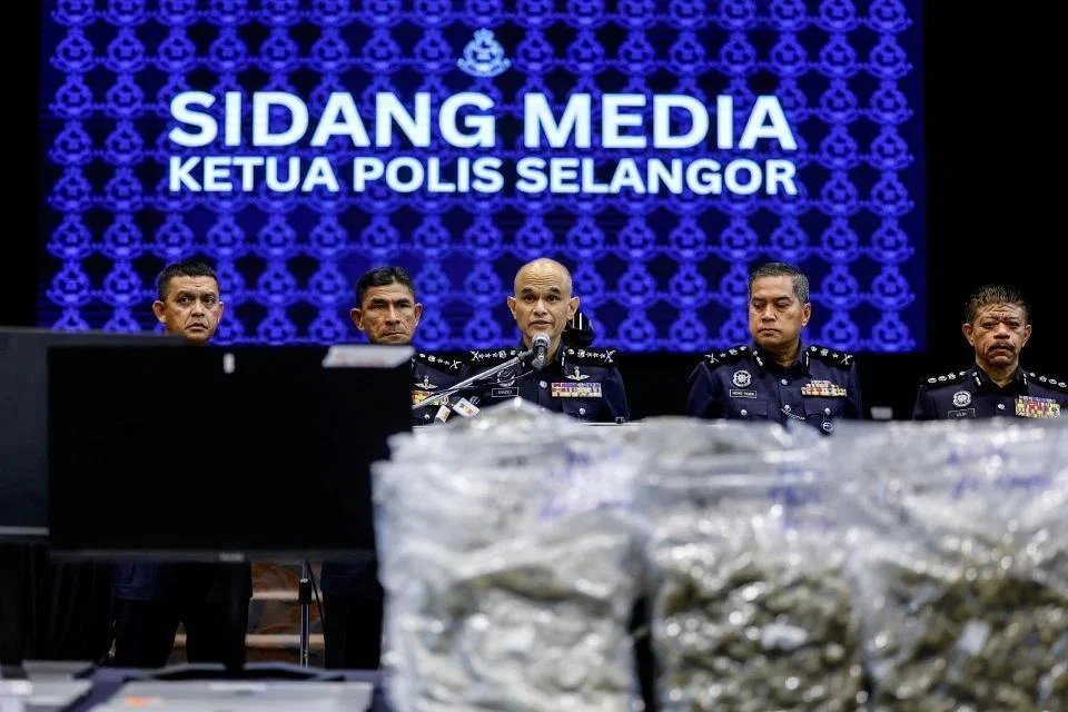 Ketua Polis Selangor, Datuk Shazeli Kahar (tengah), pada sidang media 28 April.