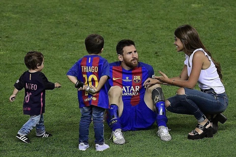 RANCANG PERKAHWINAN: Bintang Argentina, Lionel Messi, berbual dengan pasangan dan ibu kepada dua anak lelakinya, Antonella Roccuzzo, di akhir final Raja Sepanyol baru-baru ini. Messi dilaporkan mahu tumpu pada persiapan perkahwinannya pada hujung bulan ini - antara sebab mengapa beliau terlepas menyertai rombongan pasukan negaranya di Singapura. - Foto AFP