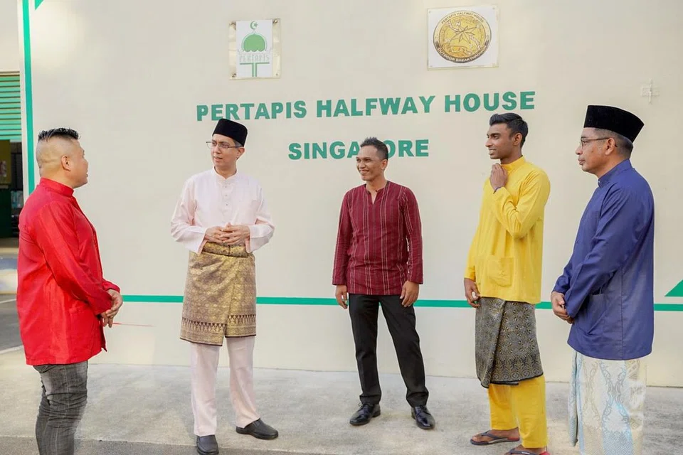 KERJASAMA PERKUKUH PEMULIHAN: Dr Faishal (dua dari kiri) bersama (dari kiri) Encik Daniel; Encik Sufian; penghuni Darul Islah, Encik Hanafi Akbar; dan Encik Faizal. - Foto BH oleh NUR DIYANA TAHA
