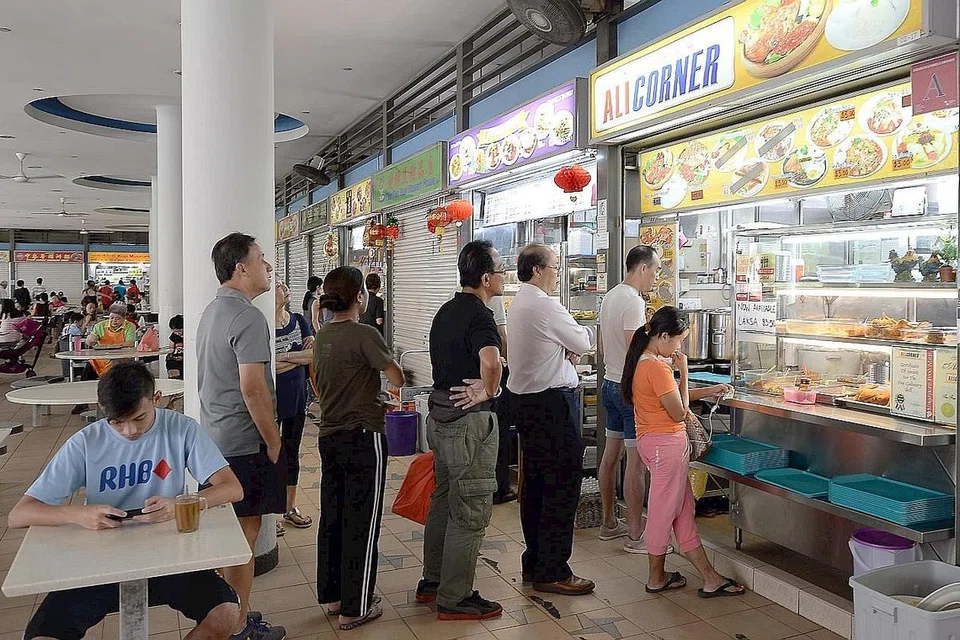 Pelanggan beratur menunggu giliran untuk mendapatkan hidangan Melayu dari gerai Ali Corner. 