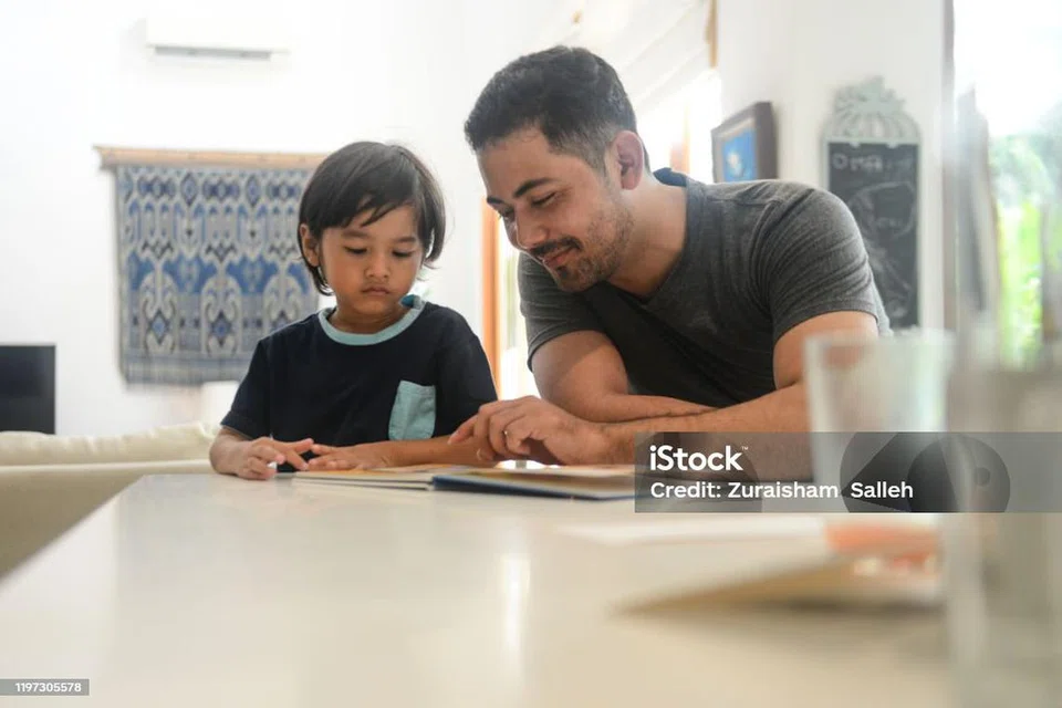PERANAN AYAH DALAM INSTITUSI KELUARGA: Sosok seorang ayah memainkan peranan penting dalam pembentukan sebuah keluarga. Ini kerana peranan ayah sebagai ketua keluarga mampu mempengaruhi persekitaran dan perkembangan anak-anak buat jangka panjang.