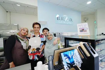kedai roti, bisnes roti, pemilik kedai roti, Faris Khan Surattee, brad