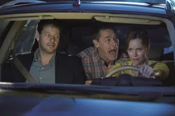 SESUAI DENGAN KOMEDI: Antara adegan filem 'Blockers', yang dibintangi John Cena (tengah), turut memaparkan Leslie Mann (kiri) dan Ike Barinholtz. - Foto UIP