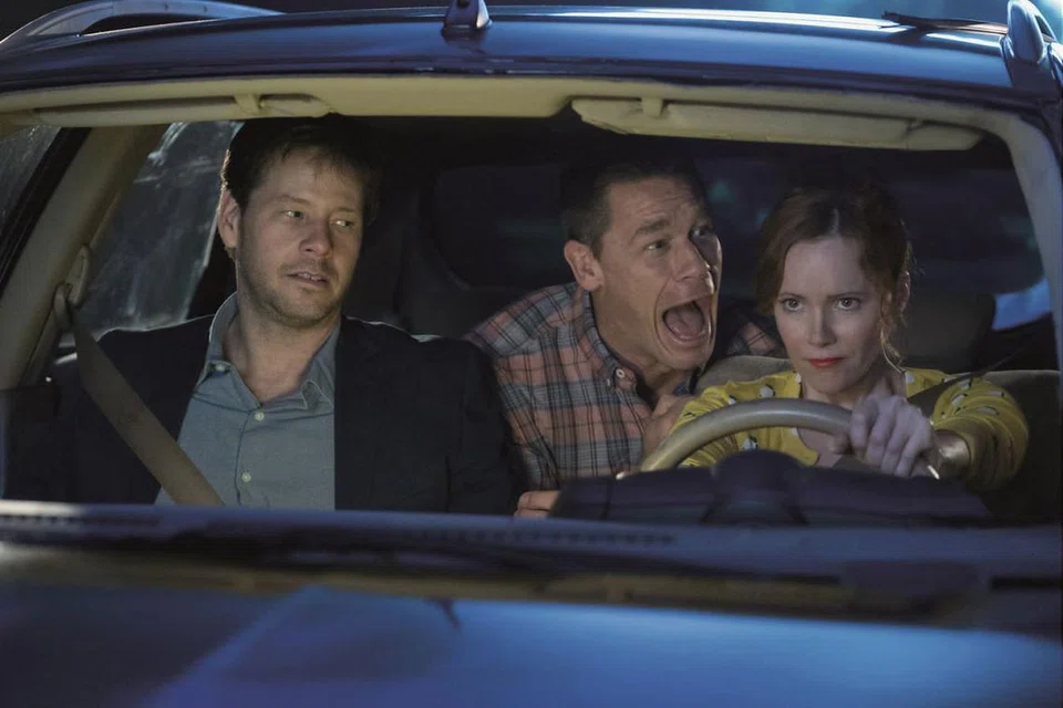 SESUAI DENGAN KOMEDI: Antara adegan filem 'Blockers', yang dibintangi John Cena (tengah), turut memaparkan Leslie Mann (kiri) dan Ike Barinholtz. - Foto UIP