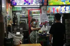 RANGKA KERJA BARU: Rangka kerja baru itu antara lain akan mempertimbang sama ada perniagaan makanan boleh melantik pegawai kebersihan makanan bagi tempoh beberapa tahun itu. - Foto BH oleh GIN TAY