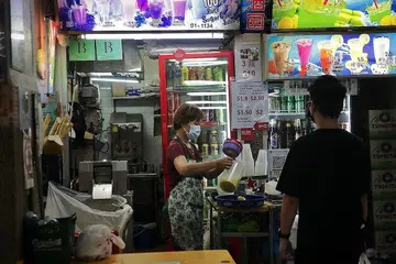 RANGKA KERJA BARU: Rangka kerja baru itu antara lain akan mempertimbang sama ada perniagaan makanan boleh melantik pegawai kebersihan makanan bagi tempoh beberapa tahun itu. - Foto BH oleh GIN TAY