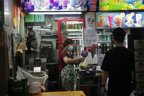 RANGKA KERJA BARU: Rangka kerja baru itu antara lain akan mempertimbang sama ada perniagaan makanan boleh melantik pegawai kebersihan makanan bagi tempoh beberapa tahun itu. - Foto BH oleh GIN TAY