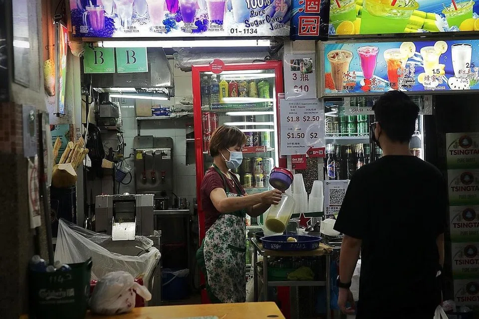 RANGKA KERJA BARU: Rangka kerja baru itu antara lain akan mempertimbang sama ada perniagaan makanan boleh melantik pegawai kebersihan makanan bagi tempoh beberapa tahun itu. - Foto BH oleh GIN TAY