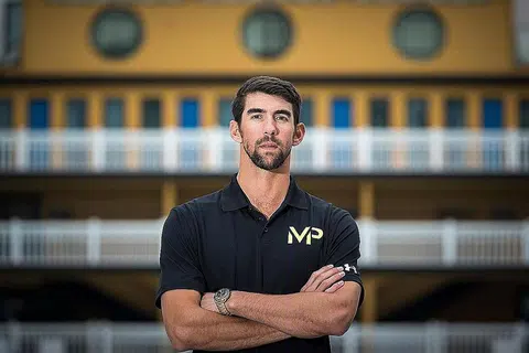HARUS KEKAL POSITIF: Michael Phelps menggesa atlit antarabangsa kekal positif meskipun Olimpik Tokyo ditangguh hingga tahun depan. - Foto AFP