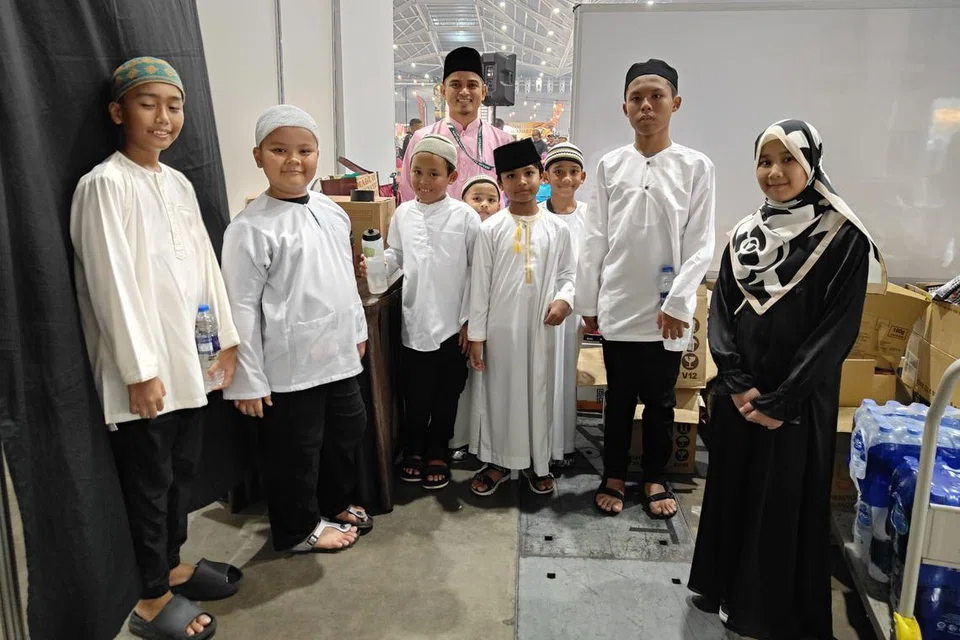 Ustaz Abdul Rahman Salam (belakang, tengah) bersama pelajar yang mengikuti pembelajaran Al-Quran di Masjid Alkaff Kampung Melayu. 