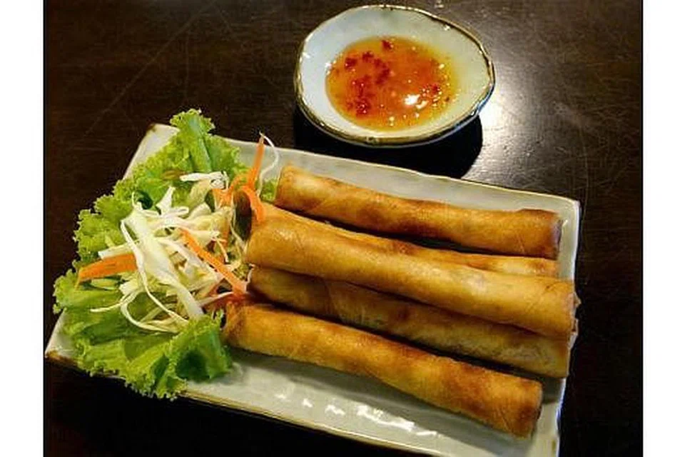 BUAT SENDIRI: Popia yang lebih 'langsing' ala Thai ini dibuat sendiri oleh cef Thai. Ia enak dimakan dengan menggunakan sos cili manis Thai. - Foto-foto TAUFIK A. KADER