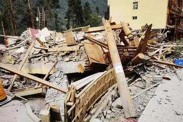 Bangunan runtuh selepas gempa bumi di daerah Luding, Sichuan, China. 