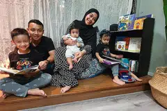 BACA BERSAMA: Cik Nurain Syakirah mewujudkan suasana kedwibahasaan di rumah misalnya dengan menyanyikan terjemahan lagu kanak-kanak 'Baa Baa Black Sheep' kepada tiga cahaya matanya (dari kiri) Abdul Ziyad Aakhil, Zayn Aariz dan Zian Aayan. Mereka juga membaca buku berbahasa Inggeris dan Melayu bersama di sudut membaca sebelum tidur setiap malam. Keluarga ini ditemui di rumah mereka dalam kawasan Anchorvale Khamis lalu. - Foto BM oleh NURUL AIN RAZALI