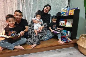 BACA BERSAMA: Cik Nurain Syakirah mewujudkan suasana kedwibahasaan di rumah misalnya dengan menyanyikan terjemahan lagu kanak-kanak 'Baa Baa Black Sheep' kepada tiga cahaya matanya (dari kiri) Abdul Ziyad Aakhil, Zayn Aariz dan Zian Aayan. Mereka juga membaca buku berbahasa Inggeris dan Melayu bersama di sudut membaca sebelum tidur setiap malam. Keluarga ini ditemui di rumah mereka dalam kawasan Anchorvale Khamis lalu. - Foto BM oleh NURUL AIN RAZALI