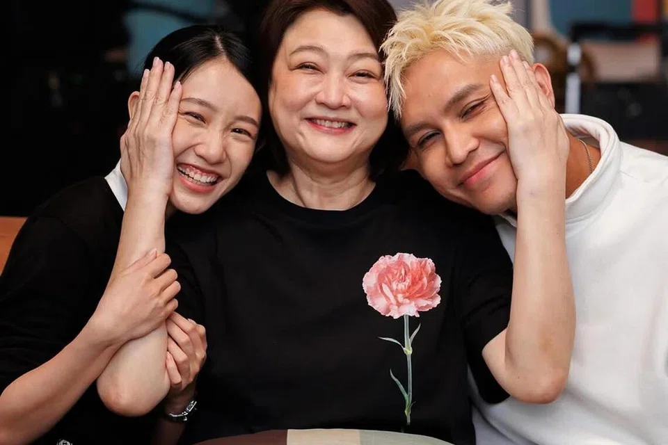 Pelakon Singapura, Chen Liping (tengah) membawa watak ibu kepada pelakon Malaysia, Moka (kiri) dalam video muzik penyanyi pop Mandarin Malaysia, Firdhaus.