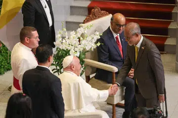 Menteri Pembangunan Sosial dan Keluarga merangkap Menteri bertanggungjawab bagi Ehwal Masyarakat Islam, Encik Masagos Zulkifli Masagos Mohamad (kanan), berinteraksi dengan pemimpin Kota Vatican yang juga ketua Gereja Katolik, Paus (Pope) Francis, dan disaksikan Presiden Tharman Shanmugaratnam (dua dari kanan), di Bangunan Parlimen pada 12 September.