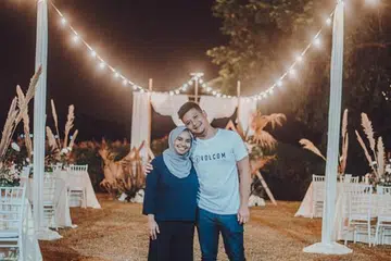 TETAP POSITIF: Encik Muhammad Norazli Razali bersama isterinya, Cik Nor Suhailah Abd Rauf, bergambar berlatar belakangkan rekaan dekorasi mereka. - Foto VYNELLA EVENT