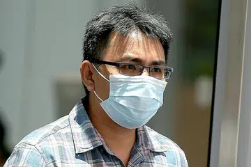 AMBIL TINDAKAN SENDIRI: Shaun Pang Tong Heng mengurung secara salah tiga pekerja warga India kerana menganggap mereka "pengacau". Mereka keluar dari tempat tinggal mereka di Tuas untuk membeli arak walaupun mereka berada dekat kelompok Covid-19. - Foto BH oleh WONG KWAI CHOW