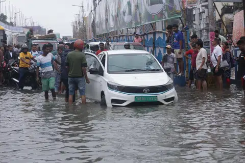 Orang ramai meredah jalan yang digenangi air selepas hujan lebat di kota timur India, Kolkata, 23 September 2025. Jabatan Meteorologi India (IMD) telah mengeluarkan amaran kuning bagi ribut petir dengan kilat serta hujan lebat, yang dijangka mengganggu kehidupan harian di Bengal Barat untuk tiga hari akan datang. 