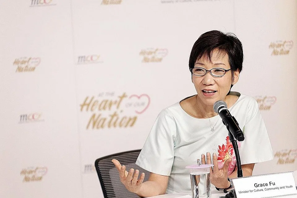 TINGKAT KEHIDUPAN WARGA: Cik Fu menggariskan antara usaha yang dijalankan MCCY sepanjang tahun lalu demi membina warga yang prihatin, masyarakat yang padu dan rakyat yang berkeyakinan. - Foto ZAOBAO