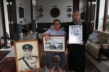 BAPA TEGAS TAPI PENYAYANG: Demikian ingatan anak-anak Allahyarham Sarpon Muradi (gambar depan), Encik Sobahri dan Cik Norhaya Sarpon, terhadap bapa mereka, yang meninggal dunia akibat kegagalan ginjal pada 6 Januari lalu. Enam bulan sebelum bersara pada 1970, Allahyarham dilantik sebagai Pemangku Superintenden Penjara yang sebelum ini dipegang pegawai Inggeris. - Foto BH oleh KELVIN CHNG