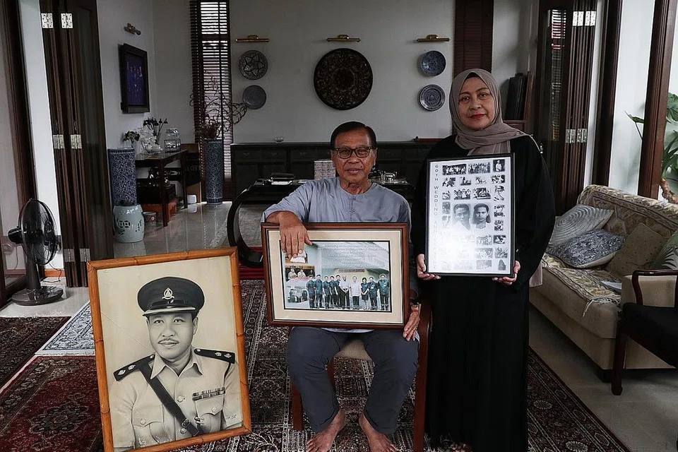 BAPA TEGAS TAPI PENYAYANG: Demikian ingatan anak-anak Allahyarham Sarpon Muradi (gambar depan), Encik Sobahri dan Cik Norhaya Sarpon, terhadap bapa mereka, yang meninggal dunia akibat kegagalan ginjal pada 6 Januari lalu. Enam bulan sebelum bersara pada 1970, Allahyarham dilantik sebagai Pemangku Superintenden Penjara yang sebelum ini dipegang pegawai Inggeris. - Foto BH oleh KELVIN CHNG