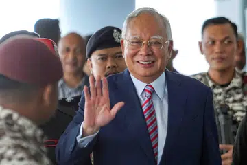 Mantan perdana menteri Malaysia, Najib Razak, meninggalkan Mahkamah Tinggi Kuala Lumpur pada 17 April, setelah memohon kebenaran bagi semakan kehakiman berhubung titah adendum bagi dia menjalani baki hukuman penjaranya di bawah tahanan di rumah.