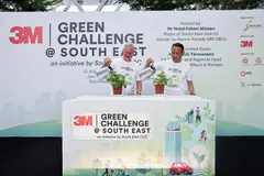 MEMUPUK TABIAT MAMPAN DAN BANTU MASYARAKAT: Encik Mohd Fahmi Aliman (kanan)dan Encik Jannik Termansen melancarkan projek Cabaran Hijau 3M @ South East bagi mendorong kehidupan mesra alam dan menggalak masyarakat melakukan kebaikan. - Foto RUDER FINN ASIA