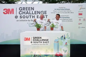 MEMUPUK TABIAT MAMPAN DAN BANTU MASYARAKAT: Encik Mohd Fahmi Aliman (kanan)dan Encik Jannik Termansen melancarkan projek Cabaran Hijau 3M @ South East bagi mendorong kehidupan mesra alam dan menggalak masyarakat melakukan kebaikan. - Foto RUDER FINN ASIA