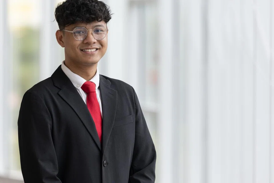 Encik Mohamad Izz Syafiq Mohamad Ali, 23 tahun, adalah antara 749 lulusan bagi kohort kelima program Diploma Bekerja dan Belajar (WSDip) Institut Pendidikan Teknikal (ITE) 2024. Beliau mengikuti WSDip di Institut Pendidikan Teknikal (ITE) Kolej Central dalam Pemodelan Maklumat Bangunan (BIM)  dan Reka Bentuk Seni Bina. 